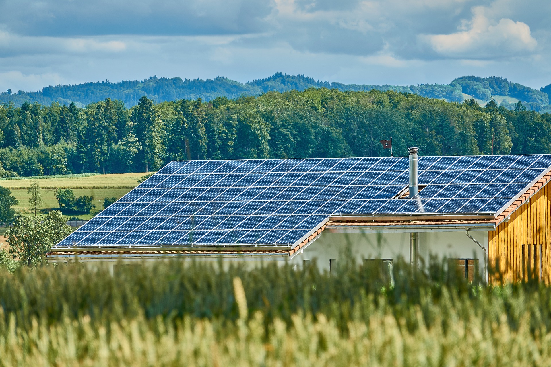 Mana yang Lebih Cocok untuk Anda: PLTS On Grid atau Off Grid? - Blog -  Solarhub