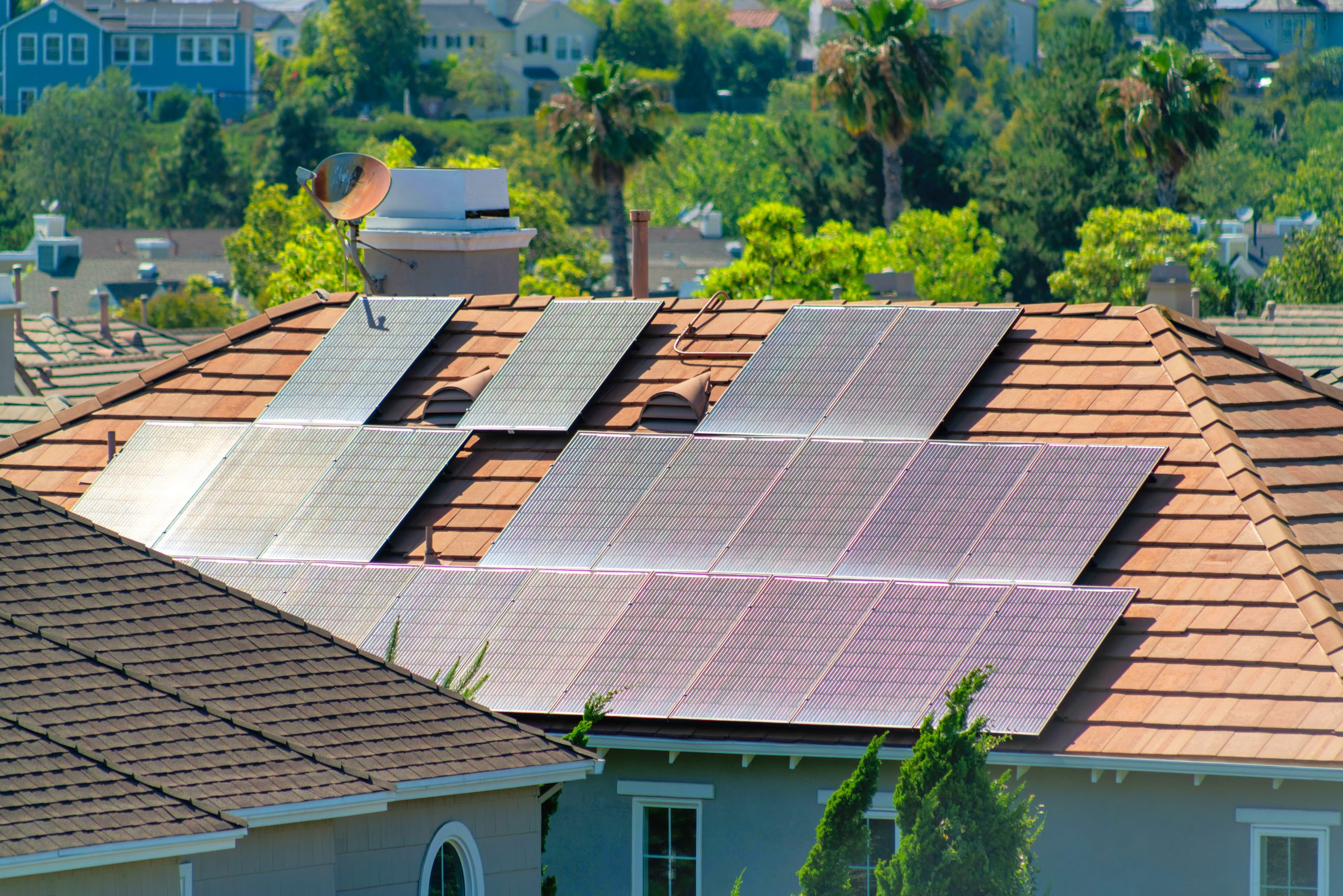 Benarkah Arah dan Kemiringan Panel Surya Bisa Menyebabkan Rugi Puluhan Persen Energi?