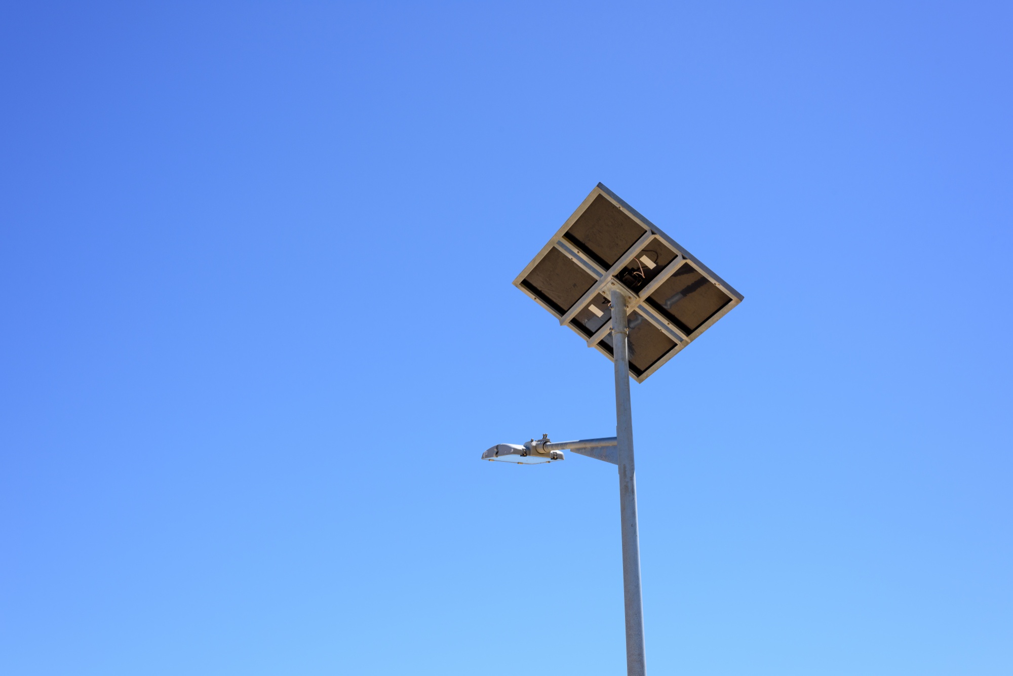 Apa Itu Penerangan Jalan Umum (PJU) Solar Cell dan Mengapa Mulai Banyak Digunakan?