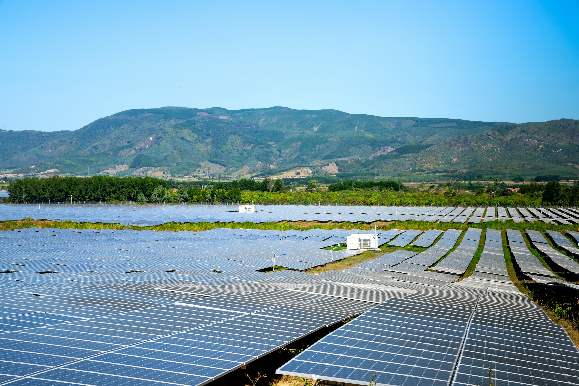 Tidak Semua Proyek Cocok Rooftop Solar Panel: Kapan Ground-Mounted Menjadi Pilihan Paling Efisien?