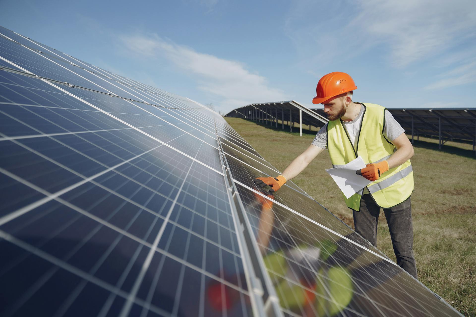 Panel Surya Bisa Bertahan Berapa Lama? Ini Usia Pakai Optimal PLTS yang Jarang Dibahas