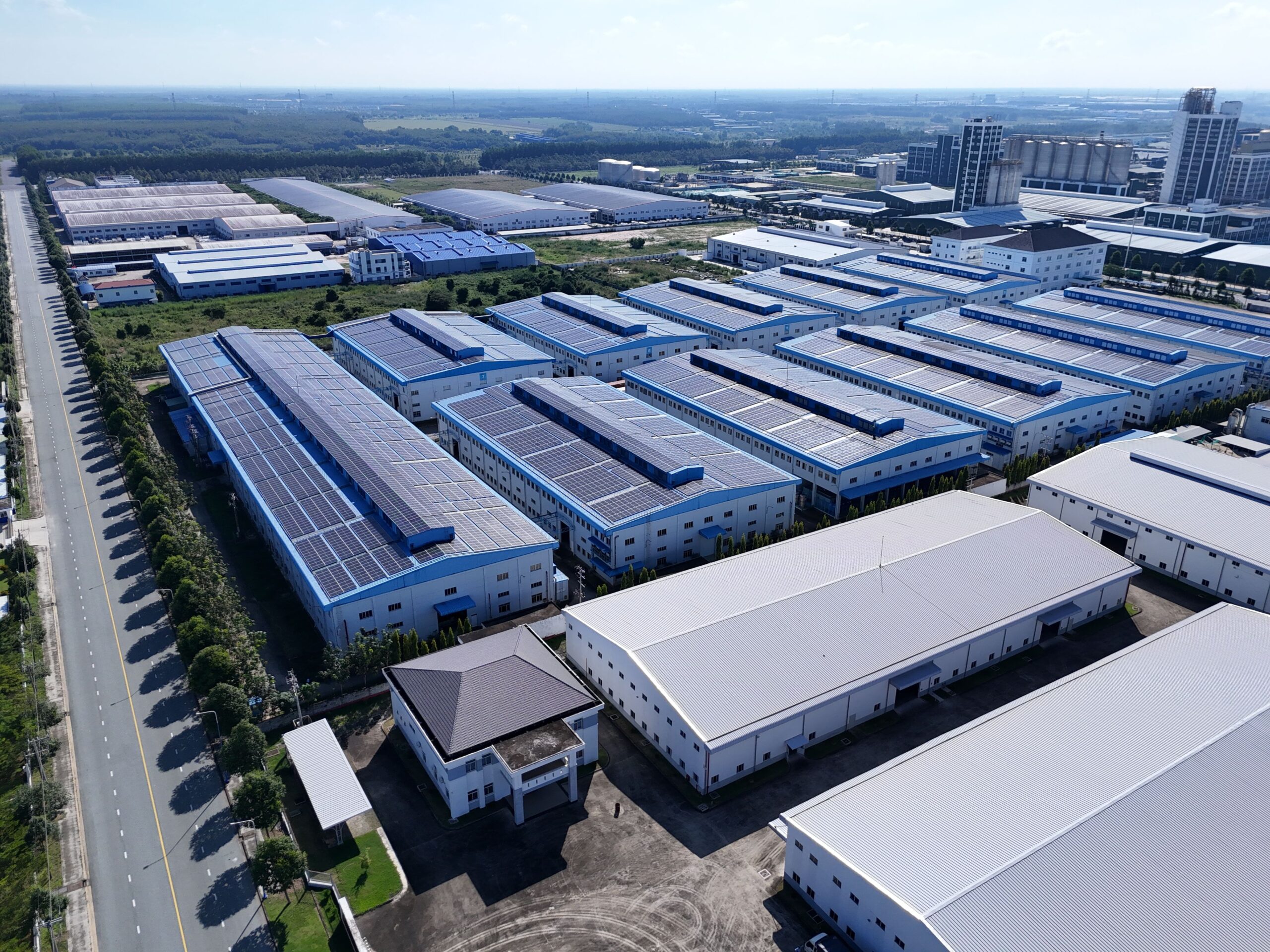 Cara Mudah Bedakan Sistem PLTS: On Grid, Off Grid, atau Hybrid?